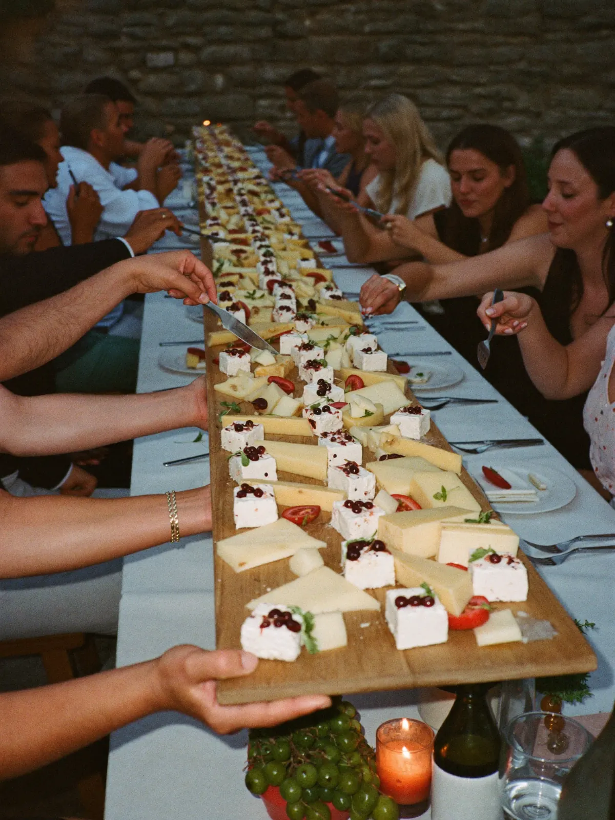 Le plateau de fromages arrive, les convives tendent déjà leurs couteaux